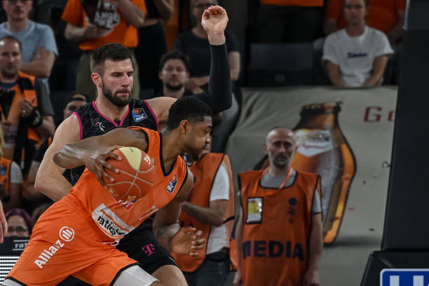 球与高压逼 球与高压逼